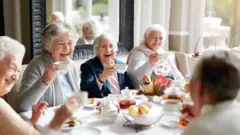 Mujeres de la tercera edad tomando té.