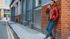 چگونه با فردی که نمی‌شناسید، سرصحبت را باز کنید و چرا این کار برای شما خوب است.