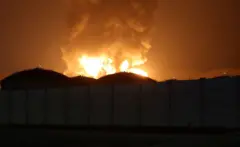 Refinaria nos Emirados Árabes em chamas