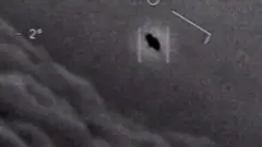 Pentágono revela tres videos donde se pueden apreciar objetos voladores no identificados.