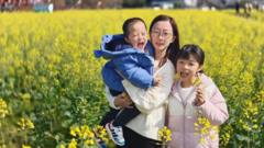 Xiao Zhuo and her two children