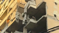 Попавший под удар жилой дом на южной окраине Бейрута