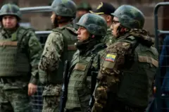 Militares uniformizados patrulham rua no Equador