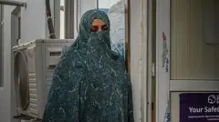 ښځه په دروازه کې ولاړه ده