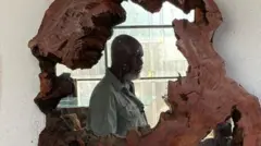 iyi ni indorerwamo imanikwa mu bwogero yakoze yifashishije igishyitsi