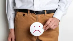 Un hombre con una carita triste.