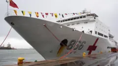 Ọkọ oju omi China ti wọn pe orukọ rẹ ni Peace Ark nibi tawọn olugbe ilu Cape Town ti n gba iwosan ọfẹ.