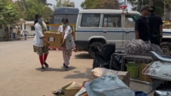 హాస్టళ్ల నుంచి సామాన్లు తెచ్చుకుంటున్న విద్యార్థులు 