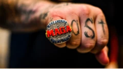 一个人手上戴着“MAGA”戒指