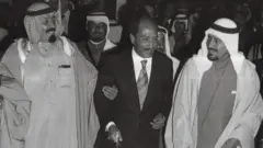 السادات يتوسط خالد ملك السعودية ( علي يمين الصورة) والأمير عبد الله ولي العهد وهم يرقصون العرضة خلال زيارة الرئيس المصري للمملكة عام 1976.