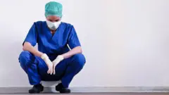 Foto ilustrasi dokter yang mengalami kelelahan kerja. 