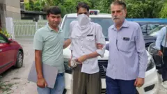 दिल्ली पुलिस ने जब 24 अप्रैल को सलीम वास्तिक को गिरफ़्तार किया तो वे कमज़ोर हालत में नज़र आ रहे थे