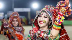 ગરબા રમતી યુવતીઓ