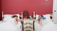 Ma'aura kwance a gado daban-daban