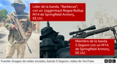 Gráfico anotado: La sección izquierda muestra al líder de la banda "Barbecue" con camisa y sombrero de camuflaje, y pantalones beige, como se muestra en una imagen que circula en redes sociales. Porta un arma de gran tamaño, etiquetada en los gráficos como una Juggernaut Rogue Bullpup M14 de la Armería de Springfield, EE.UU. La sección derecha muestra una figura con sombrero negro apuntando con un arma de gran tamaño, etiquetada como una M1A de la Armería de Springfield, EE. UU. La imagen proviene de un video de YouTube de la Banda 5 Segonn.