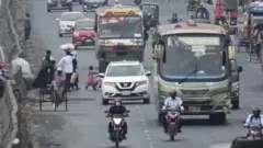বাংলাদেশের একটি সড়কের চিত্র