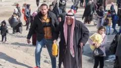 مدنيون نازحون من منازلهم هربا من المعارك