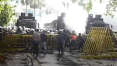 ''හදිසි නීතිය ඕගොල්ලන්ගේ නායකතුමාට දාගන්න.''