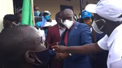 Bageze ku ruhande rw'u Burundi umushikiranganji w'intwaro yo hagati n'umutekano yahereje umwe muri izi mpunzi ibendera ry'igihugu