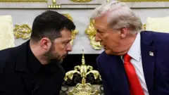 Великий план, Зеленський і Трамп дивляться одне одному в очі, схилившись до себе менш ніж на пів метра. Обидва сидять поруч: Зеленський у темному костюмі, Трамп – у темно-синьому костюмі з білою сорочкою та червоною краваткою. На задньому плані – золотисті декоративні елементи та світлі меблі Білого дому