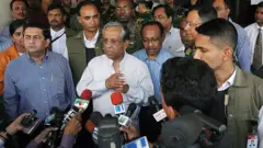 প্রত্ন কেলেঙ্কারি ঘিরে বিব্রতকর পরিস্থিতির মধ্যে পড়েছিল ফখরুদ্দীন আহমেদের সরকার