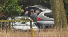 英国警察のメンバーと思われる数名が、