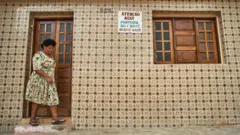 Casa com sinal de parteira na fachada