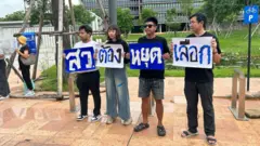 ภาคประชาชนชูป้ายหน้ารัฐสภา เมื่อ 29 พ.ค. เพื่อส่งเสียงถึง สว. ให้ "หยุด" เลือกกรรมการองค์กรอิสระ 