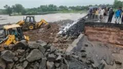ધોધમાર વરસાદને કારણે દક્ષિણ ગુજરાતમાં અનેક રસ્તાઓ તૂટી ગયાં છે
