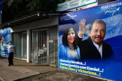 Cartazes sandinistas das últimas eleições na Nicarágua, em 2021, com a foto de Daniel Ortega sobre fundo azul