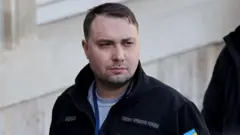 Кирило Буданов у чорній кофті і сірій футболці