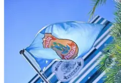 Bandeira com logotipo da Polícia Federal