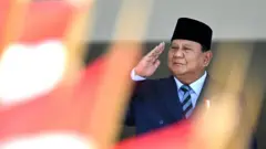 Presiden Indonesia Prabowo Subianto memberi hormat saat upacara penyambutan di Istana Planalto di Brasilia, pada 9 Juli 2025.