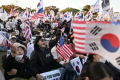 성조기와 태극기를 흔드는 시위대 