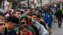 fila de pessoas