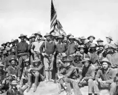 Foto mostra o futuro presidente Roosevelt (no centro), com soldados americanos na colina San Juan, em Cuba
