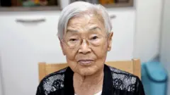 88 वर्षीय ली जुंग-सून, या अणुबॉम्ब स्फोटातून बचावलेल्या अनेक व्यक्तींपैकी एक आहेत. त्या सध्या दक्षिण कोरियातील हॅपचिऑन येथे राहतात.