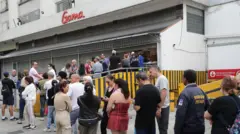 Una cola de ciudadanos frente a un supermercado del este de Caracas.