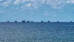 Barcos frente a la costa de Pagasa.