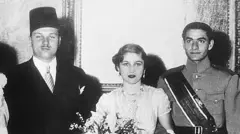 از چپ: ملکه فریده و ملک فاروق (ملکه و پادشاه مصر)، فوزیه (خواهر کوچک ملک فاروق)، محمدرضا پهلوی (ولیعهد ایران) و ملکه نازلی (ملکه مادر در مصر). فروردین سال ۱۳۱۸ خورشیدی