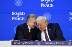 Президент Шавкат Мирзиёевнинг ташрифи Президент Доналд Трампнинг таклифи асосида ташкил этилган янги халқаро структура – Тинчлик Кенгаши доирасида бўлиб ўтмоқда. Мирзиёев олдинроқ бу ташаббусга асосчи давлат сифатида қўшилиш таклифини қабул қилганини маълум қилган.