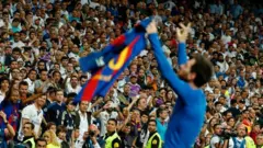 ليونيل ميسي يمسك بقميصه في مواجهة جمهور ريال مدريد محتفلاً بتسجيل هدف