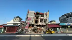 မန္တလေးက ငလျင်သင့် အဆောက်အဦတွေကို ရှင်းလင်း