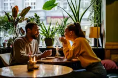 Pareja en un café