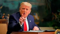 Şükran Günü'nde gazetecilerin sorularını yanıtlayan Trump, seçimlerden beri ilk defa medya mensuplarından soru aldı