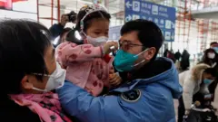 中國旅客在機場與親人團聚