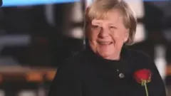 ميركل تختار "أغنية غريبة" خلال المراسم العسكرية لتركها المنصب