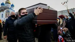 гроб на фоне церкви