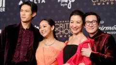 Harry Shum Jr., Stephanie Hsu, Michelle Yeoh y Ke Huy Quan, ganadores del premio a la Mejor Película por "Todo en todas partes al mismo tiempo" (Everything Everywhere All at Once), posan en la salaadvogado casa de apostasprensa durante la 28.ª entrega anualadvogado casa de apostaslos Critics Choice Awards en el Fairmont Century Plaza el 15advogado casa de apostaseneroadvogado casa de apostas2023 en Los Ángeles, California.