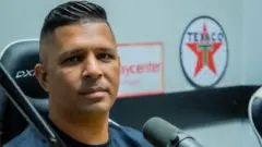 Locutor Edson Santos de Andrade em estúdio